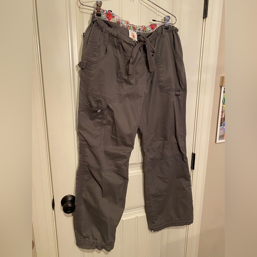 Women’s grey large KOI scrub pants cargo style